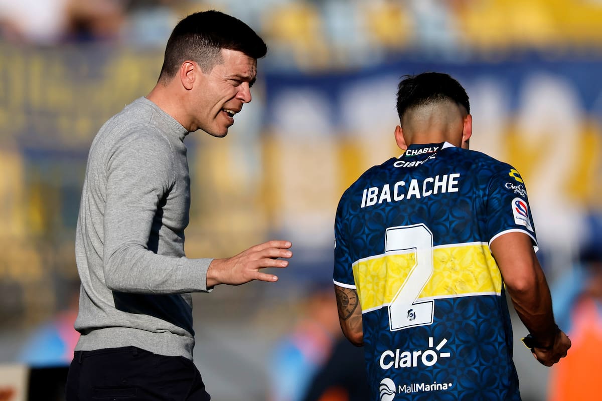 Esteban Solari dirigiendo a Everton. Foto: Agencia Aton.