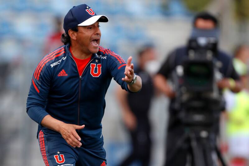Esteban Valencia dirigiendo a la U. Foto: Aton.