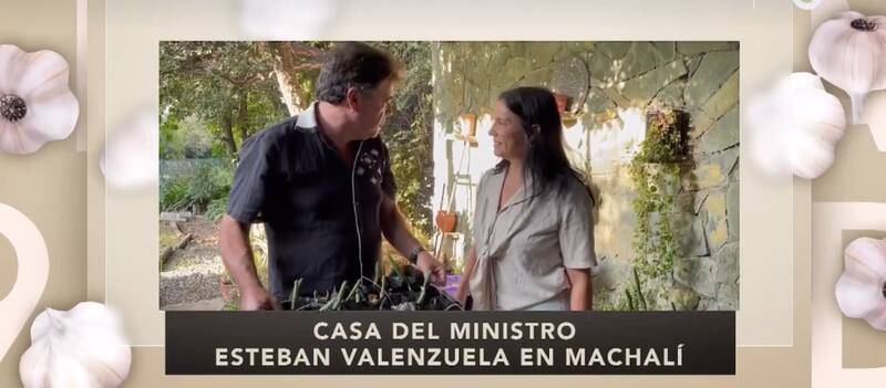 Esteban Valenzuela junto a su esposa en su jardín. Foto: CHV.