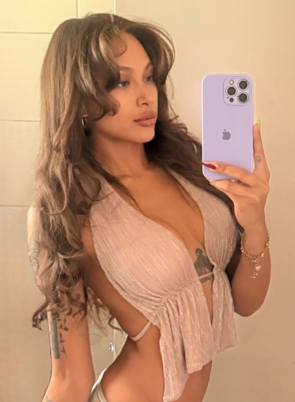 La modela chilena habría dejado el encierro.