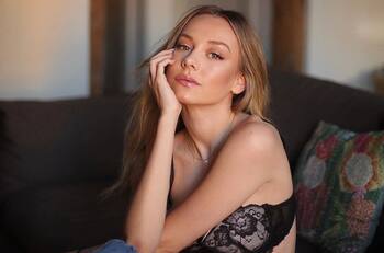 Ester Expósito enciende Instagram con fotos de sus vacaciones en bikini