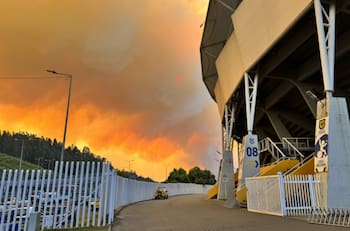 Se evalúan medidas: incendios forestales en el Biobío ponen en duda el regreso del fútbol a Concepción