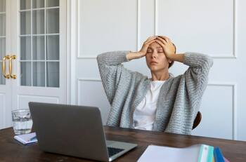 5 síntomas que podrías estar ignorando y que en realidad son señales de estrés crónico