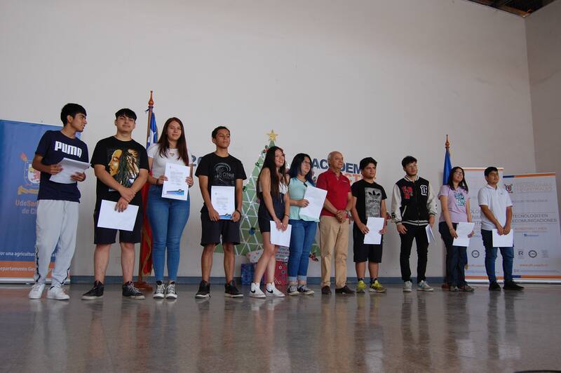 Estos son los estudiantes de la Academia EMTP Factec 2022 que consiguieron un cupo directo a la Usach. (Foto: Usach)