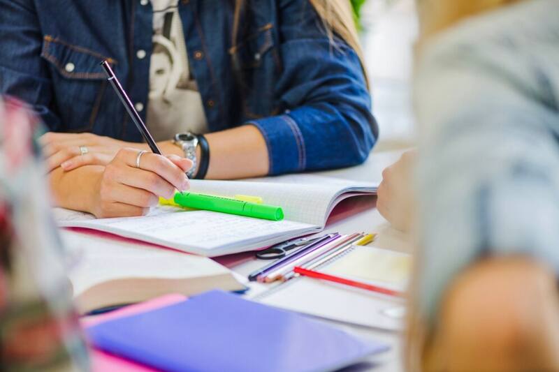 Revisa las universidades que más empleabilidad generan en la carrera.