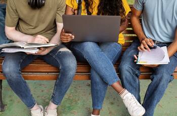 Este es el sueldo que esperan ganar los universitarios chilenos al año de egresar de sus carreras