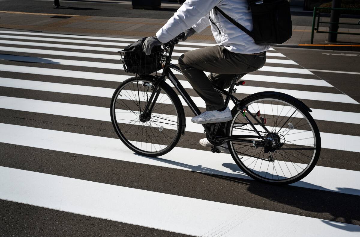La imprudente práctica que un 52% de los ciclistas chilenos realiza y puede generar graves accidentes