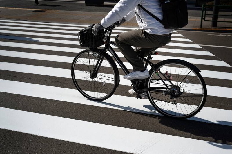 reveló ciertas conductas imprudentes que los ciclistas admiten realizar.