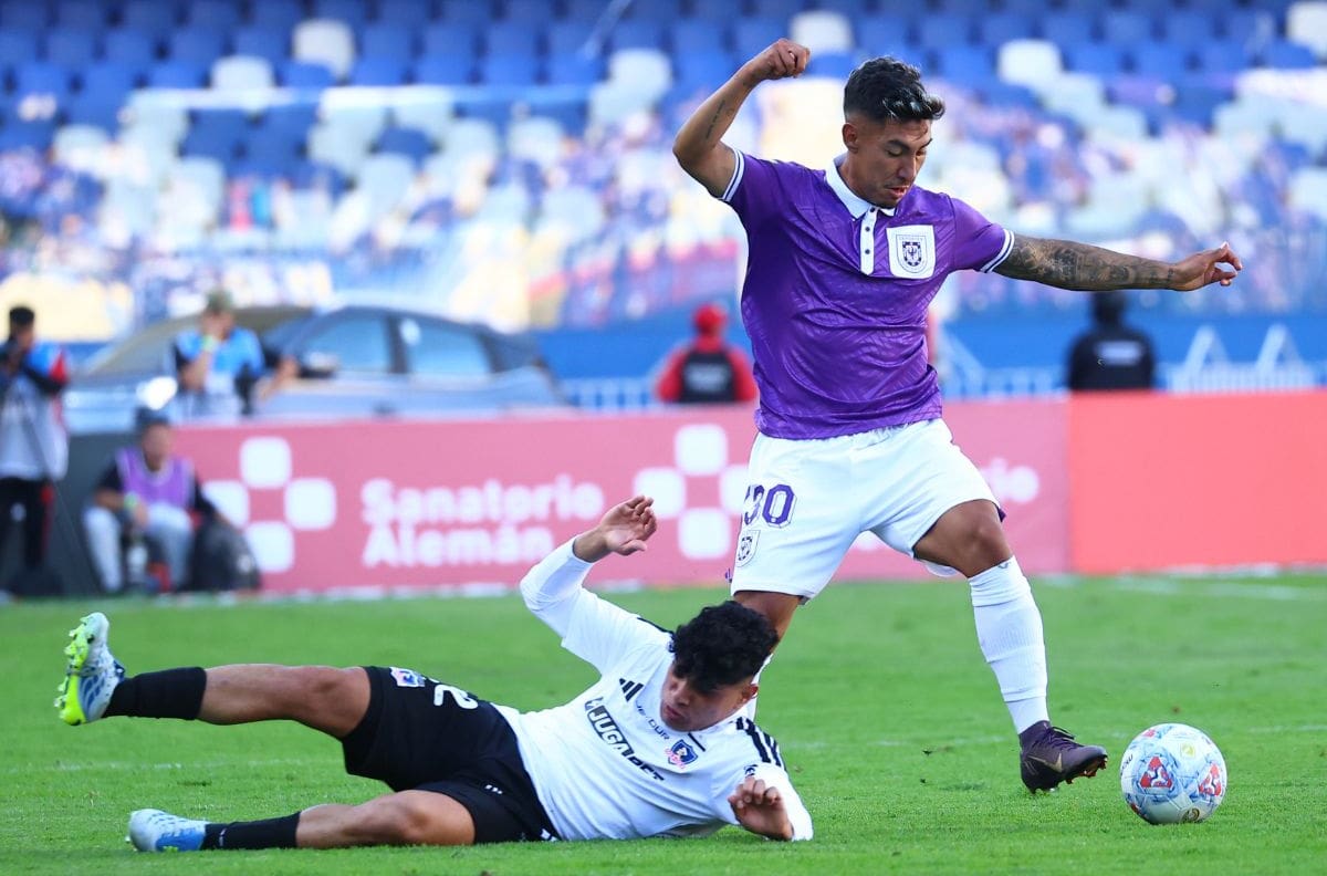 Tiene contrato hasta 2027 en Colo-Colo y tres clubes de Primera B buscan su fichaje