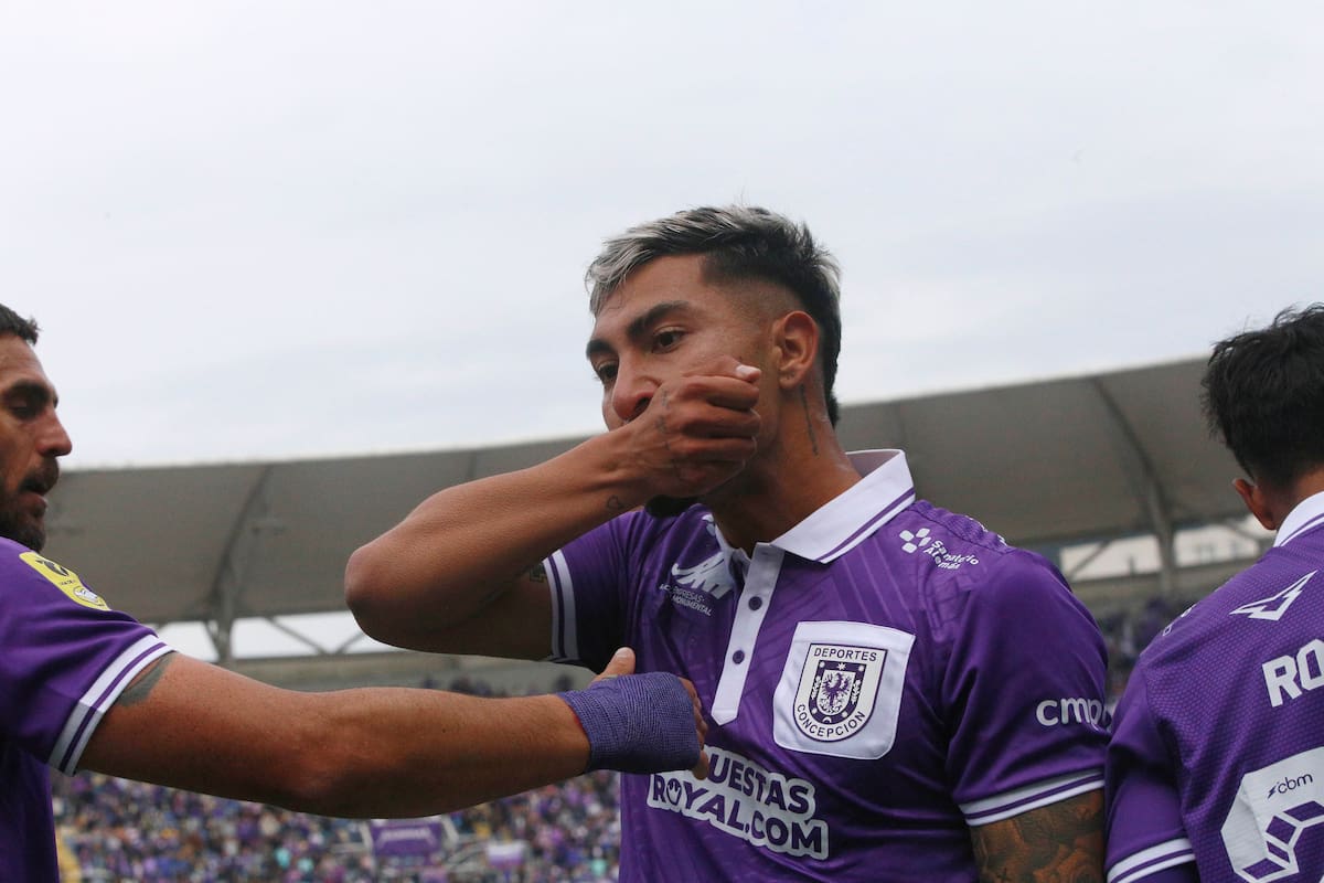 El volante celebrando en Deportes Concepción.