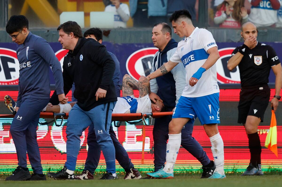 Eugenio Mena sufrió una grave lesión en el partid ante Ñublense en el Campeonato Nacional.