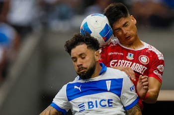 Universidad Católica define el futuro de Eugenio Mena ante rumores de su regreso a Wanderers