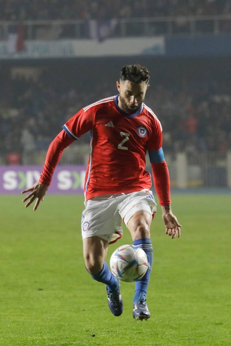 Eugenio Mena fue el capitán de la Selección Chilena en un amistoso contra Cuba el 2023.