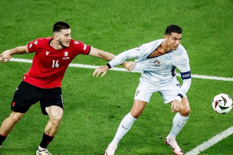 El momento en que el georgiano Luka Lochoshvili jala la camiseta de Cristiano Ronaldo.
