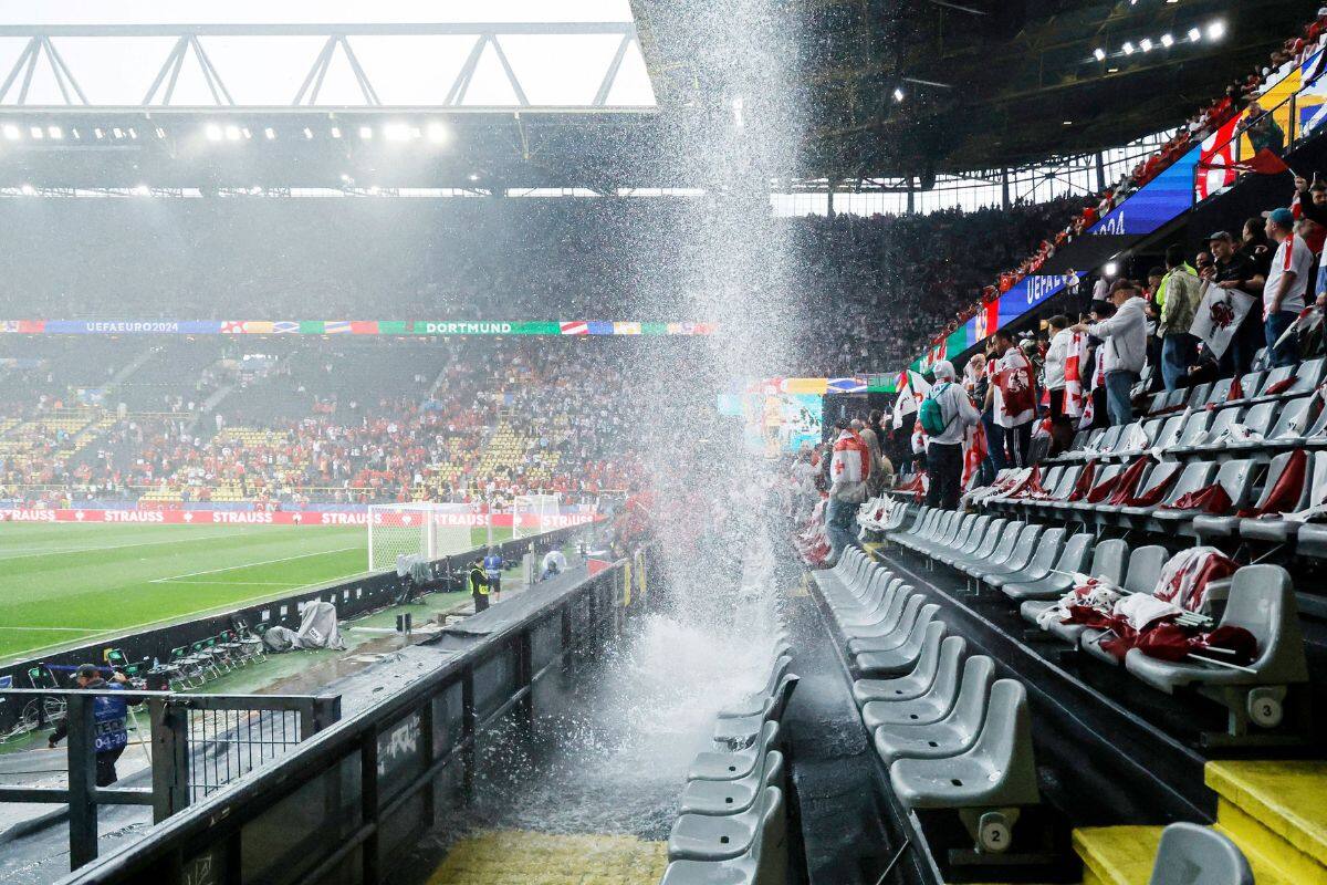 El Estadio Signal Iduna Park de dortmund, sobrepasado por las precipitaciones.