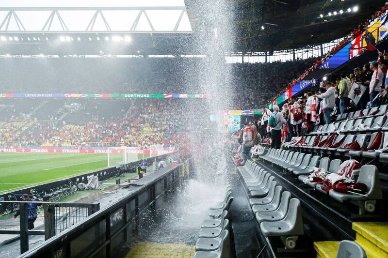 El Estadio Signal Iduna Park de dortmund, sobrepasado por las precipitaciones.
