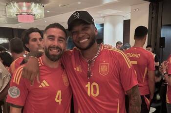 “Qué lindo volver a verte”: Junior Fernandes fue invitado por figuras de España para celebrar la Eurocopa