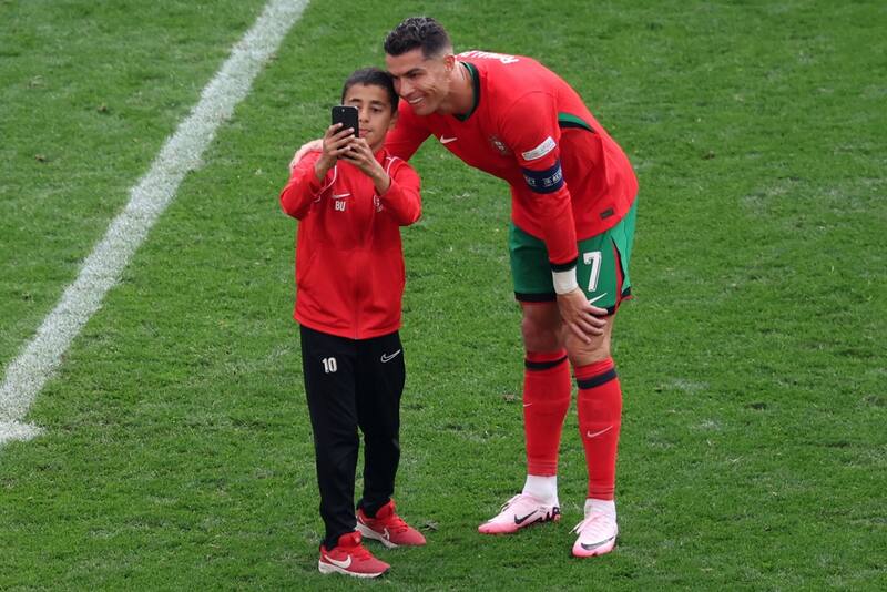 Cristiano Ronaldo con un hincha. EFE