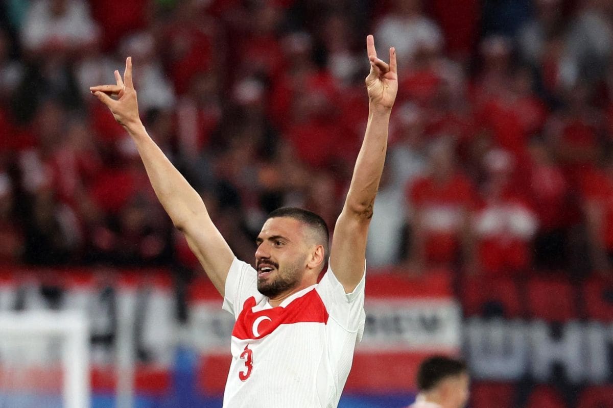 El futbolista Merih Demiral se metió en un tremendo problema por hacer un gesto asociado con grupo supremacista turco. Foto: EFE.