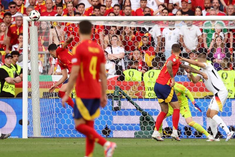 Mikel Merino le gana a todos por arriba y decreta el definitivo 2-1 favorable a España. Foto: EFE.