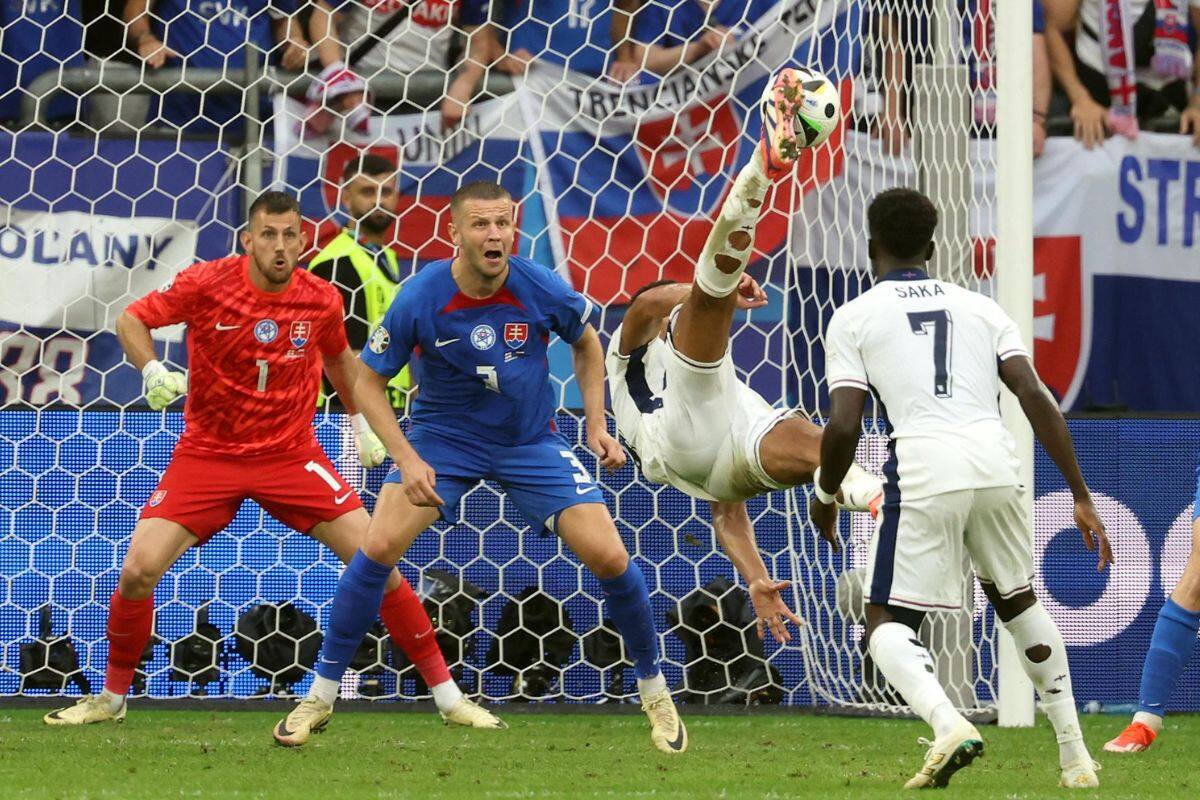 Inglaterra estaba a punto de ser eliminada, cuando Jude Bellingham apareció con una impecable chilena. Foto: EFE.
