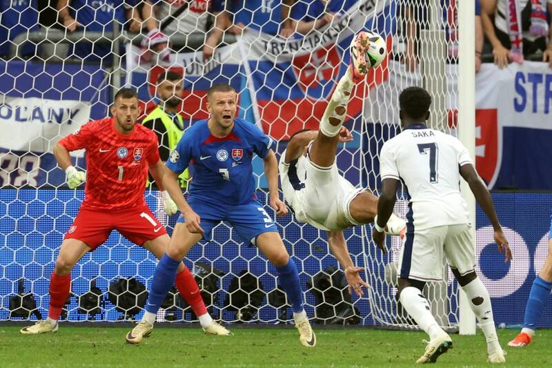 Inglaterra estaba a punto de ser eliminada, cuando Jude Bellingham apareció con una impecable chilena. Foto: EFE.