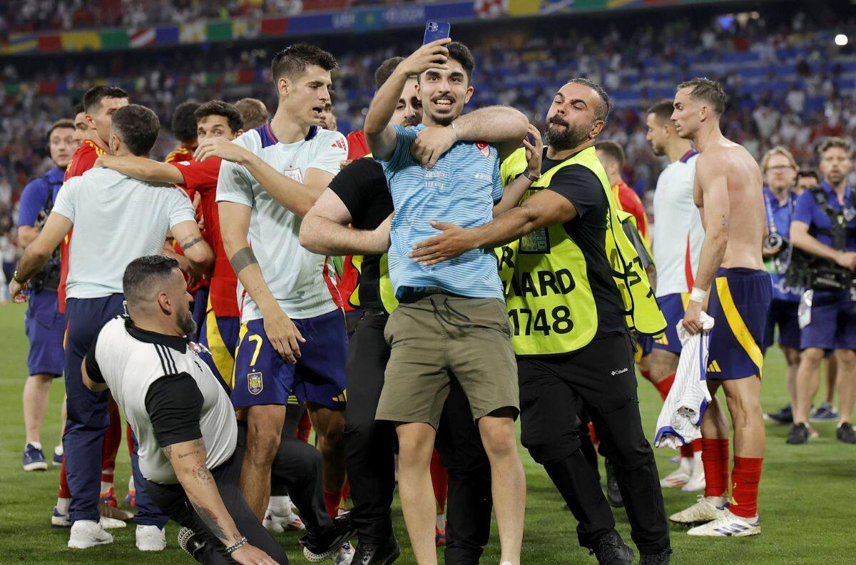 VIDEO | ¿Baja para la final? La insólita tackleada que la seguridad de la Eurocopa le hizo a Álvaro Morata