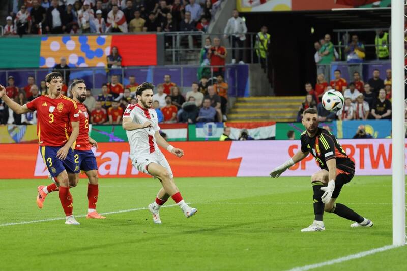 Robin Le Normand marcó el octavo autogol de del torneo continental. Foto: EFE.