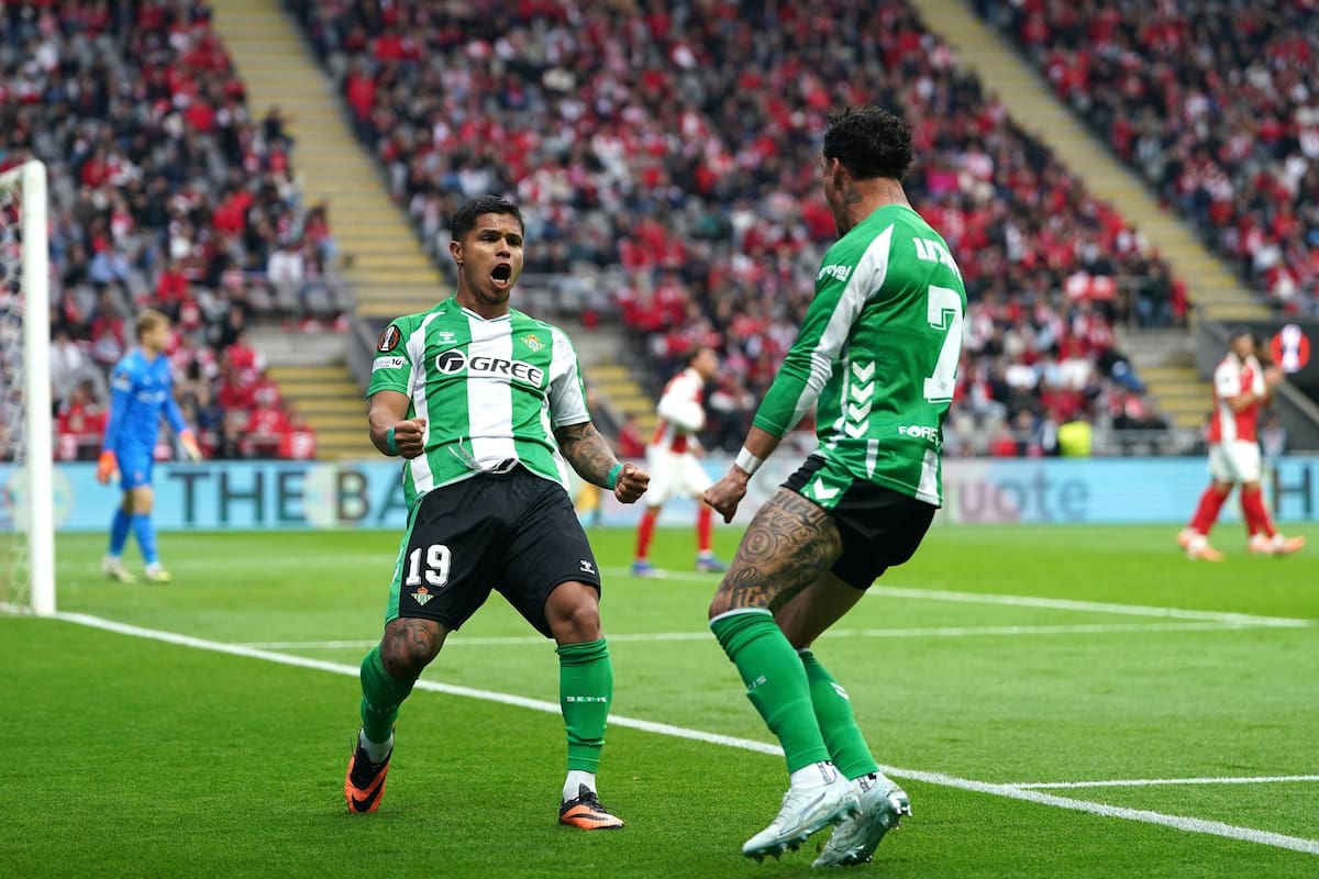 Cucho Hernandez festeja el 1-1 del Real Betis ante Sporting Braga. Foto: Agencia EFE.