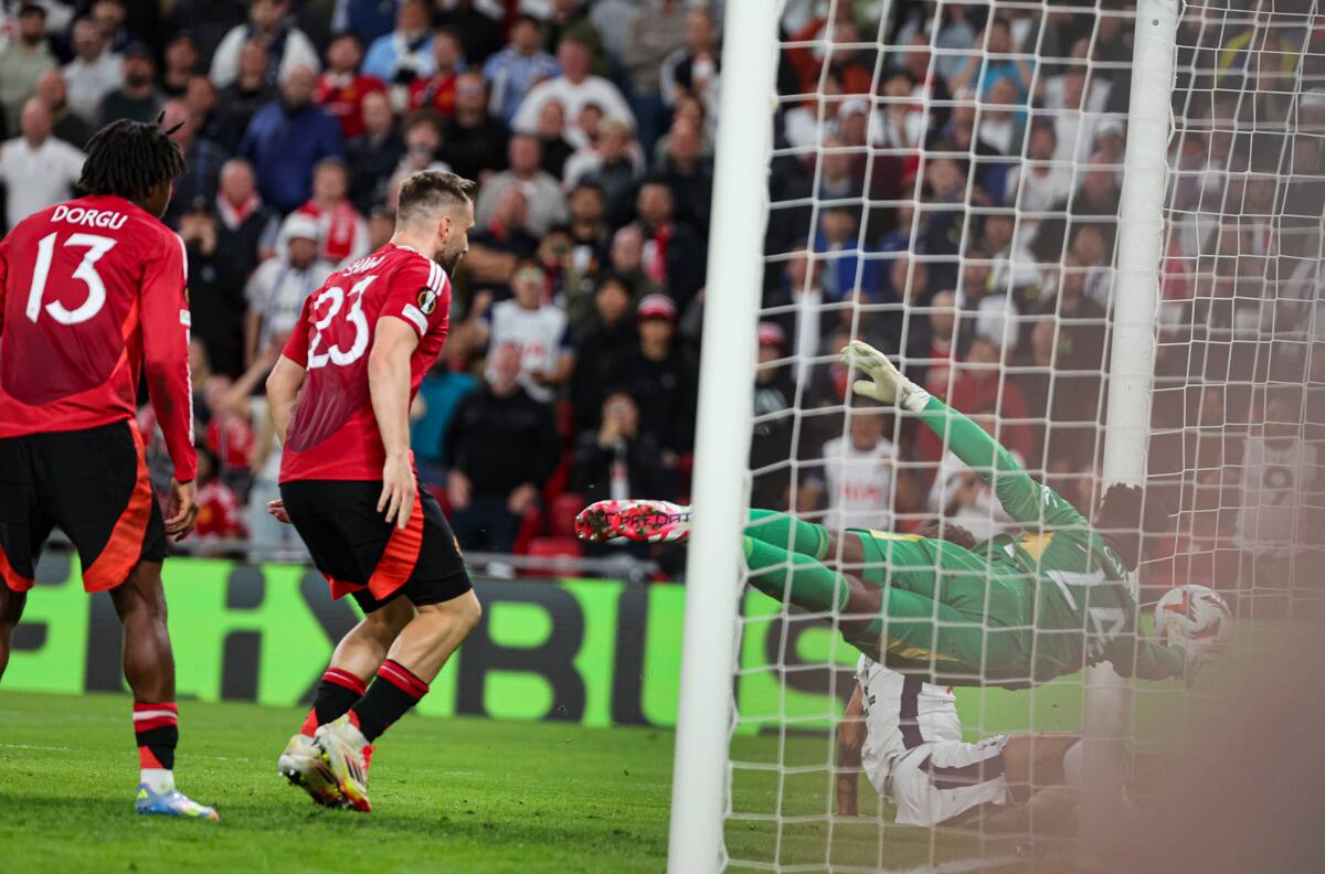VIDEO | Insólito: así fue el autogol del Manchester United en la final de Europa League