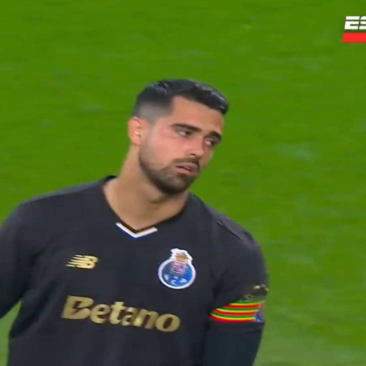 VIDEO | El mega blooper del año: insólito autogol en Europa League da la vuelta al mundo