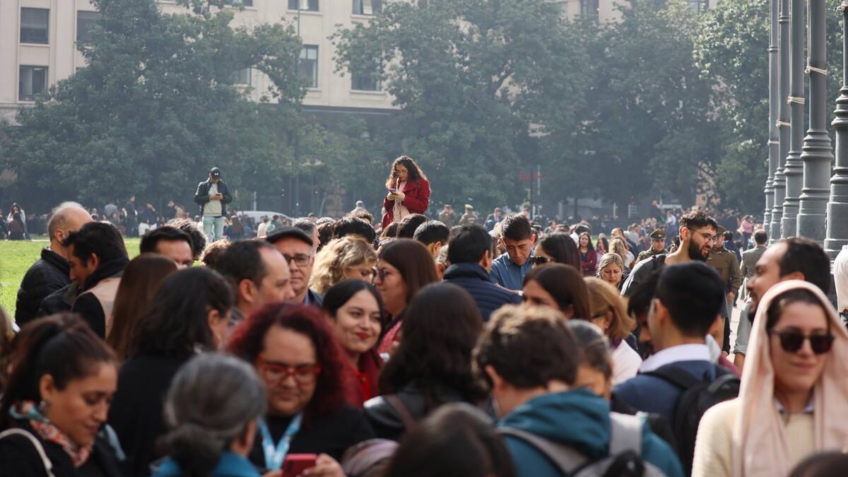 VIDEO | Cientos de personas evacuaron el centro de Santiago por fuerte olor a gas