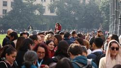 VIDEO | Cientos de personas evacuaron el centro de Santiago por fuerte olor a gas