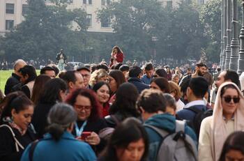 VIDEO | Cientos de personas evacuaron el centro de Santiago por fuerte olor a gas