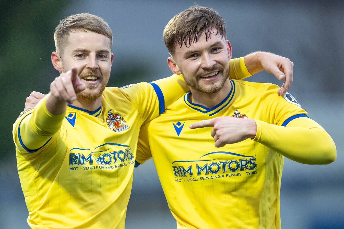 a la derecha de la pantalla, fue condenado a cárcel por tráfico de cocaína en medio de la temporada de Gales. (Foto: @BarryTownUnited)