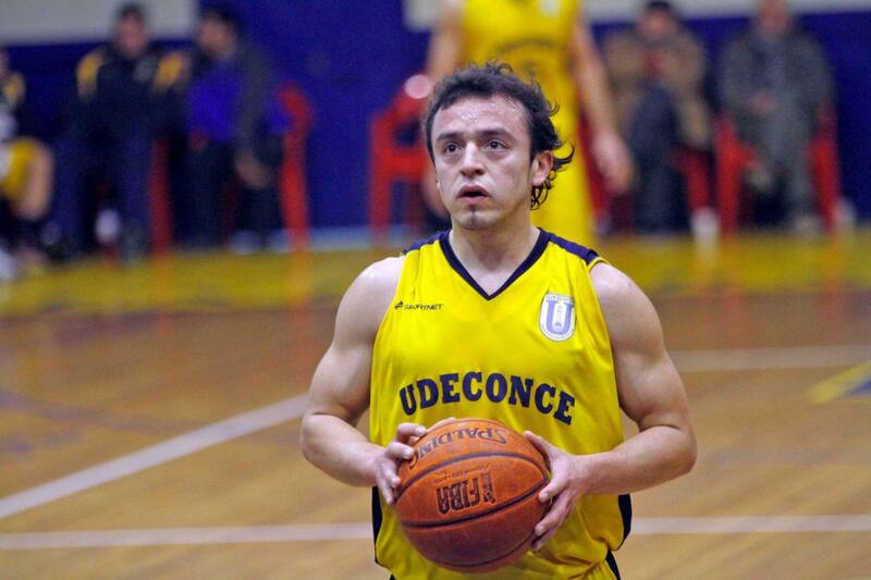 es el primer jugador del basquetbol chileno en llegar a los 1000 triples. Foto: Diario Concepción.