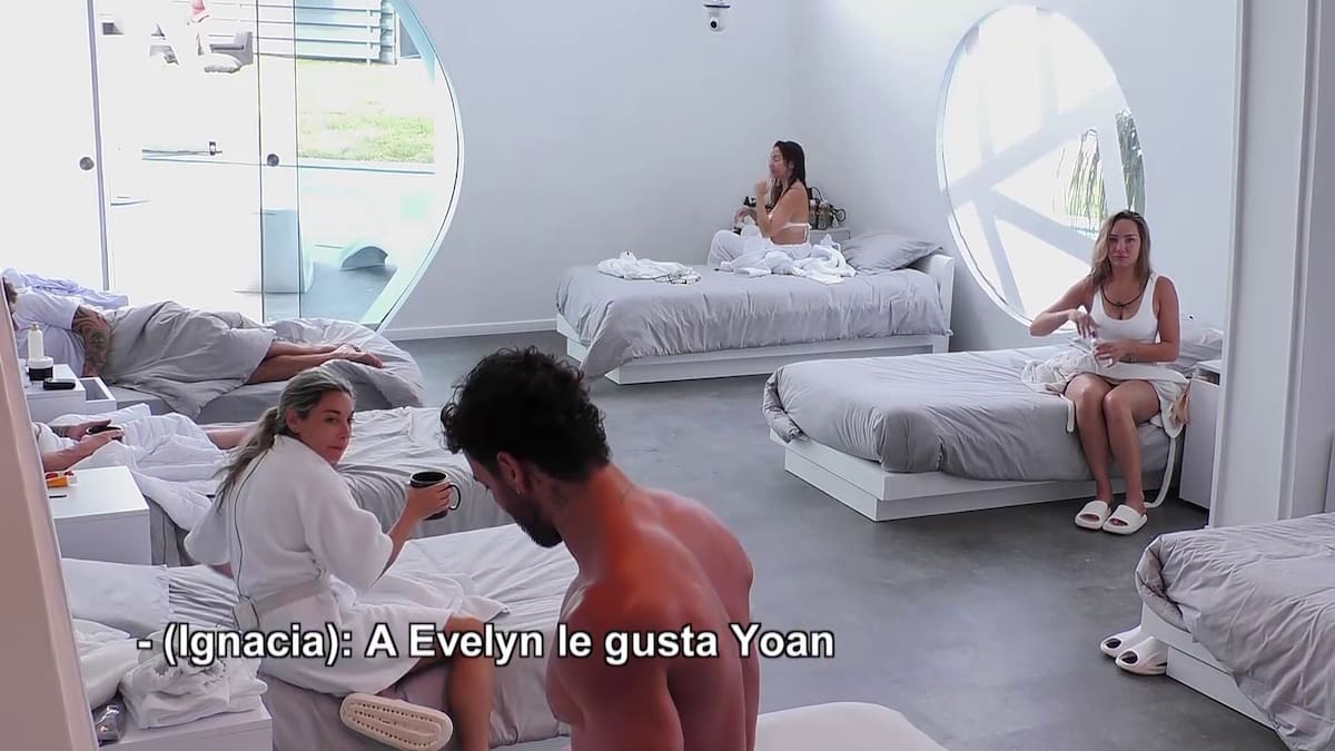 La atleta muestra interés en Yoan.