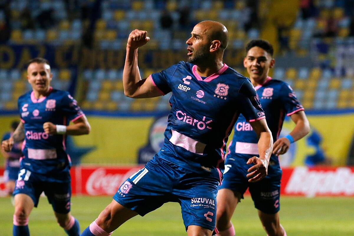 Los viñamarinos no tuvieron empacho en lucir un parche. Agencia Aton