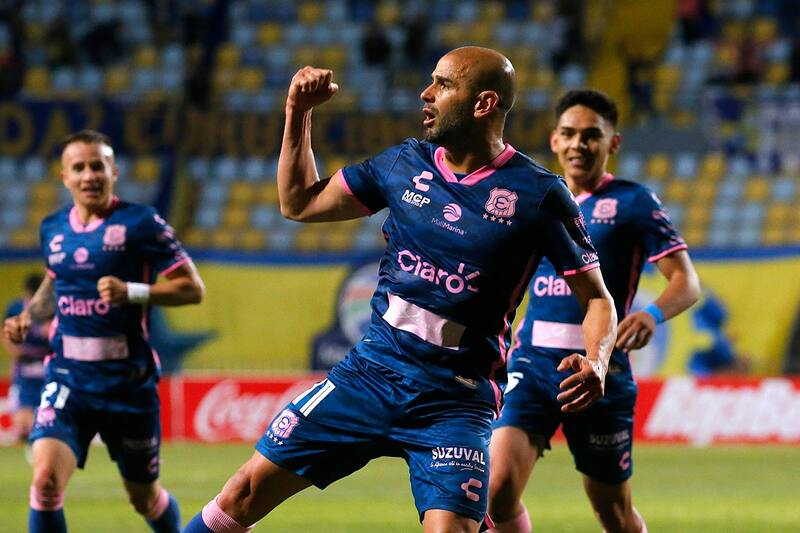 Los viñamarinos no tuvieron empacho en lucir un parche. Agencia Aton