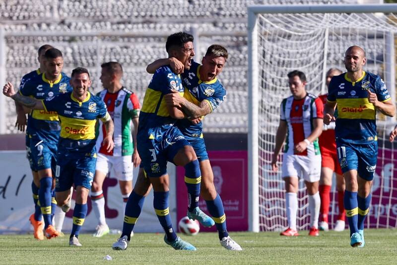 celebra su triunfo ante Palestino. Foto: Agencia Aton.