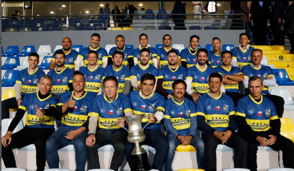Jugadores del plantel 2008 de Everton de Viña del Mar. Foto: Instagram de Everton.