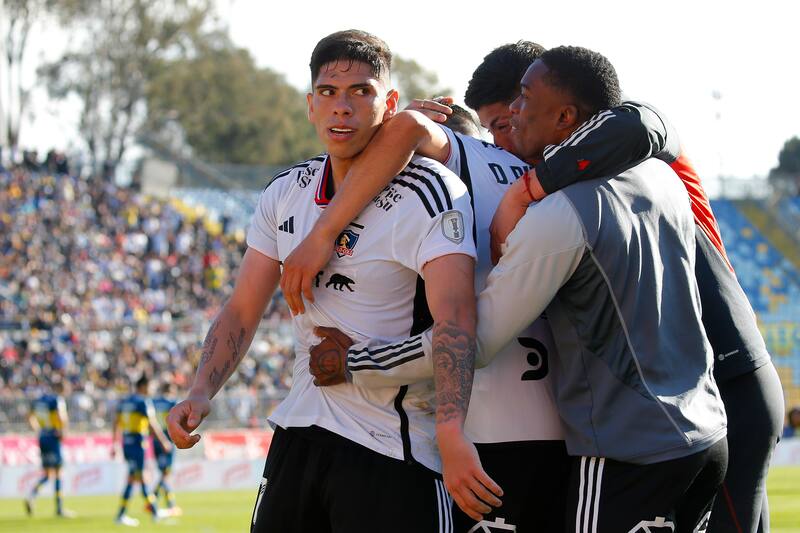 Carlos Palacios celebrando el gol ante Everton.