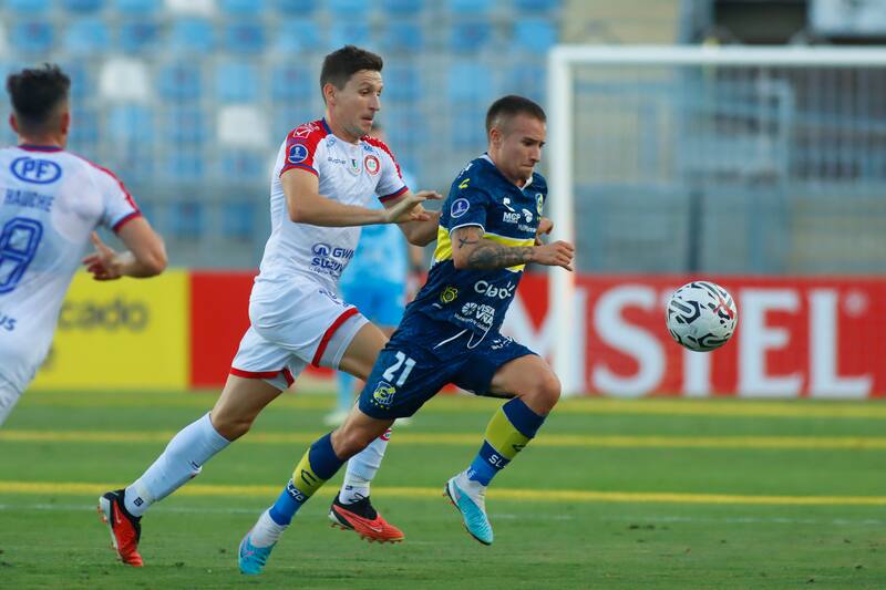 El jugador de Everton Benjamin Berrios es fotografiado durante el partido de Conmebol Sudamericana 2024.