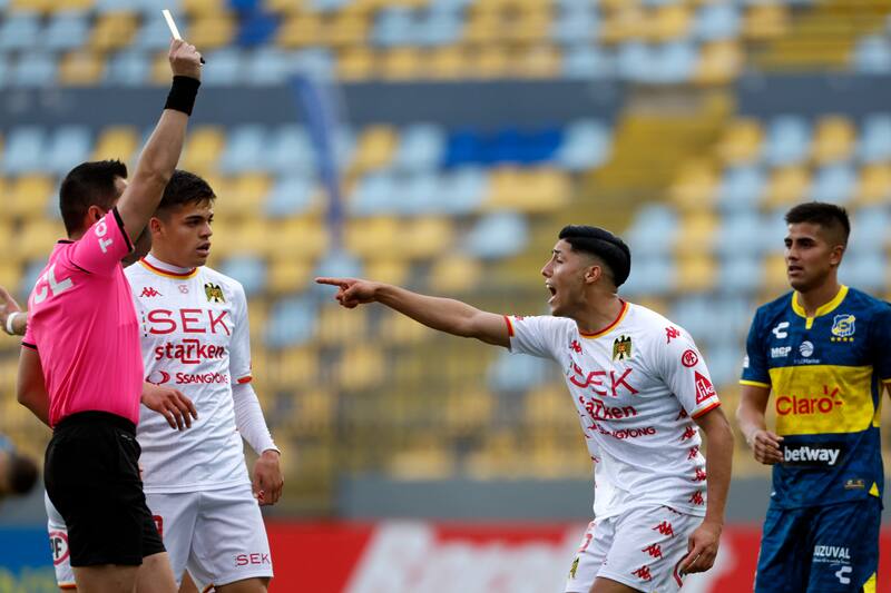 La polémica decisión del árbitro Cristián Garay de validar un gol evertoniano le costará caro al referí. Foto: Agencia Aton.
