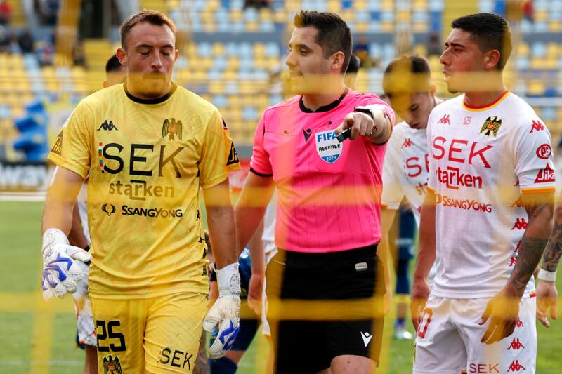 El juez del encuentro, Cristián Garay, dio por válido un gol que estaba viciado en su génesis. Foto: Agencia Aton.