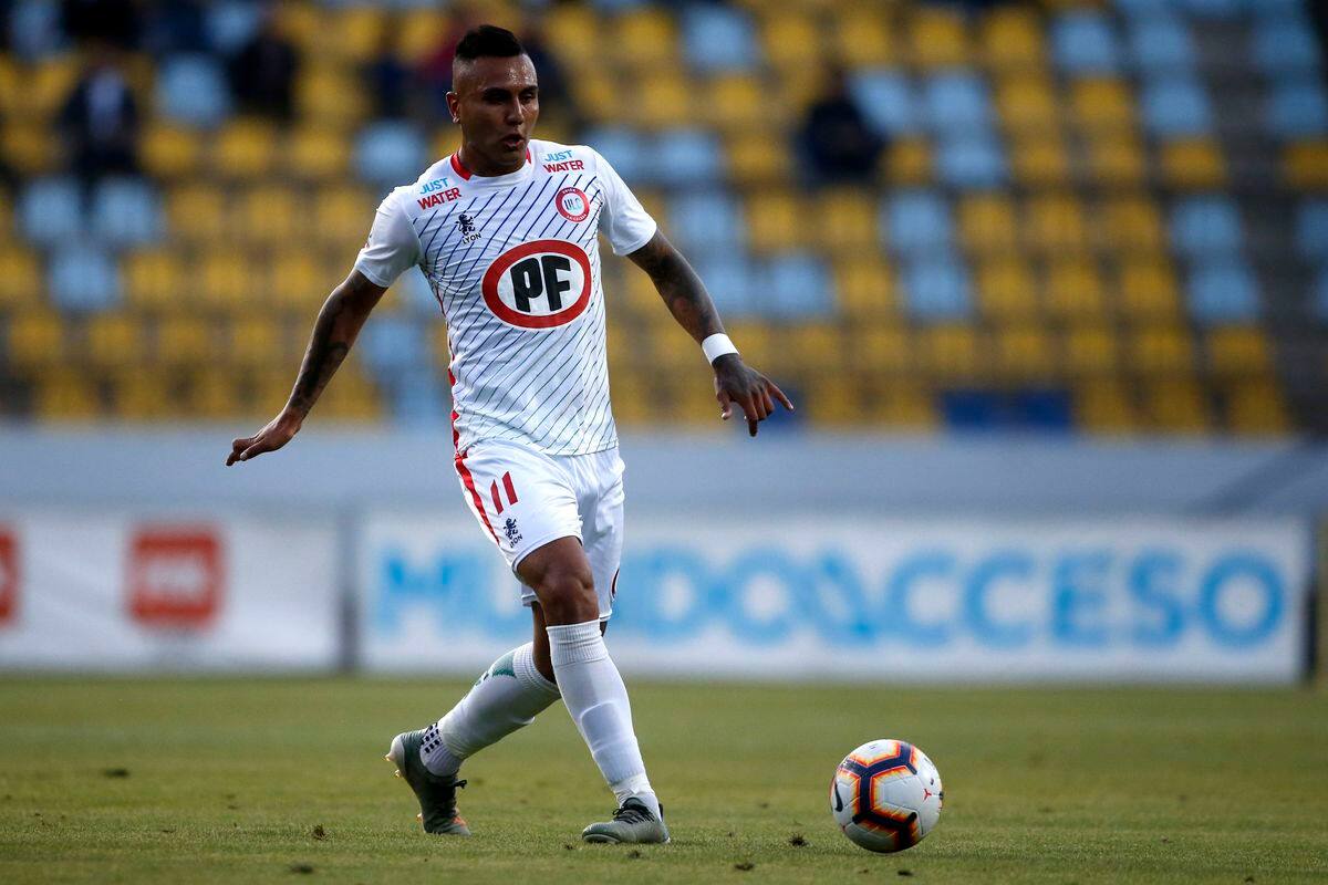 Futbol, Everton vs Union La Calera
El jugador de Union La Calera Juan Leiva controla el balon durante el partido amistoso de la Noche Oro y Cielo contra Everton disputado en el estadio Sausalito de Vina del Mar, Chile.
Andres Pina/Photosport
Football, Everton vs Union La Calera
Union La Calera's player Juan Leiva controls the ball during the friendly match of Everton's presentation ceremony called Noche Oro y Cielo against Everton held at the Sausalito stadium in Vina del Mar, Chile.
Andres Pina/Photosport