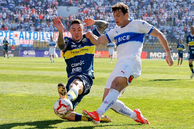 Gonzalo Tapia disputando el Campeonato Nacional con la UC.