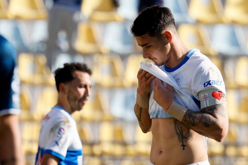 Fernando Zampedri se lamenta tras desperdiciar un penal contra Everton.