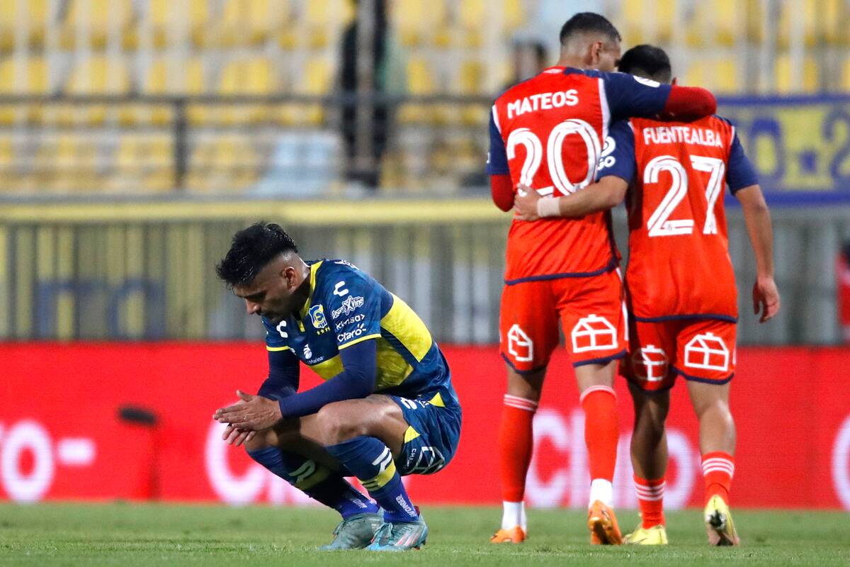 El jugador de Everton Felipe Campos, izquierda, se lamenta la derrota contra Universidad de Chile