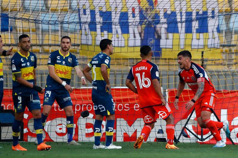 Los azules ganan 1-0, pero se llenan de críticas
Andres Pina/Photosport